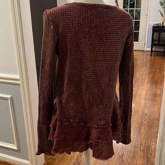 LIKE NEW CRIMSON BURGUNDY WAFFLE RUFFLE TOP - SIZE SMALL - Picture 8 of 8